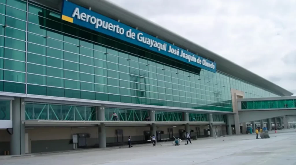 Sicariato en el aeropuerto de Guayaquil: Dos menores armados capturados, un viajero muerto y operaciones suspendidas