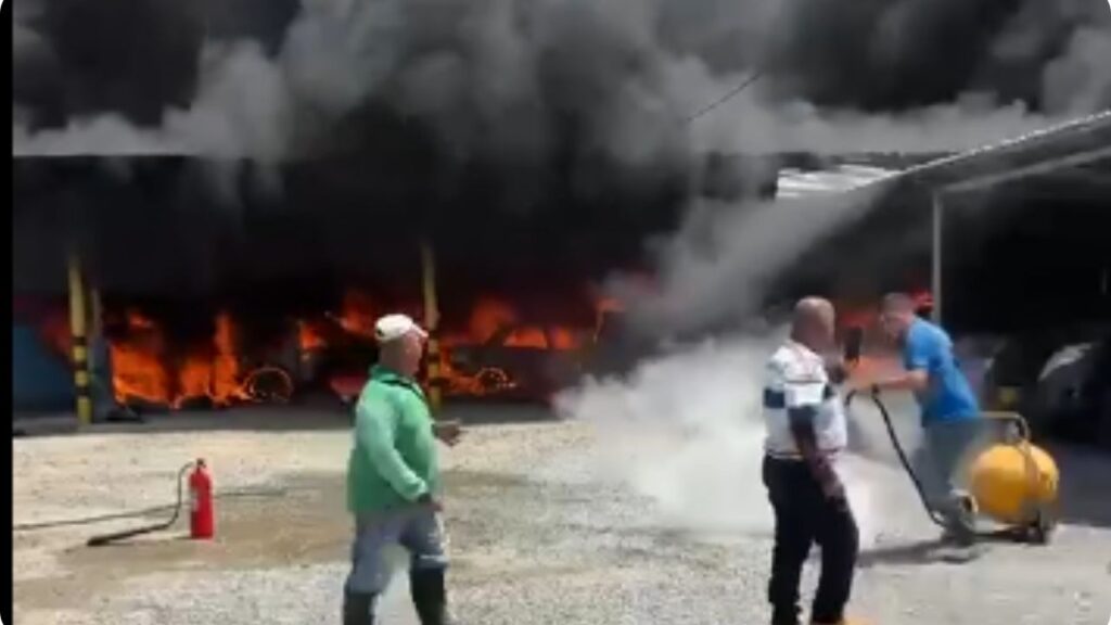 Varios vehículos resultaron afectados por un incendio en Remedios ¿qué lo causó? Varios vehículos resultaron afectados por un incendio en Remedios ¿qué lo causó?