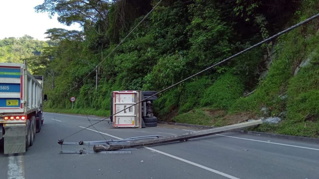 Volcamiento de vehículo y caída de poste provoca cierre en la vía Medellín–San Jerónimo