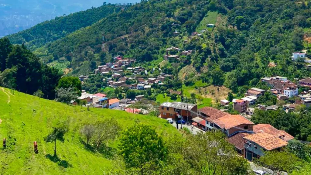 Ya son 35 las obras suspendidas en el Cerro de las Tres Cruces por incumplir normas urbanísticas