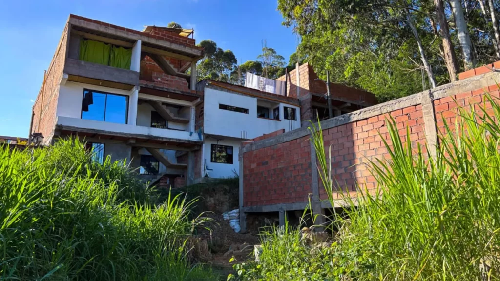 ¡Construían donde no se podía! Medellín detectó 41 obras en zona restringida de Buenos Aires