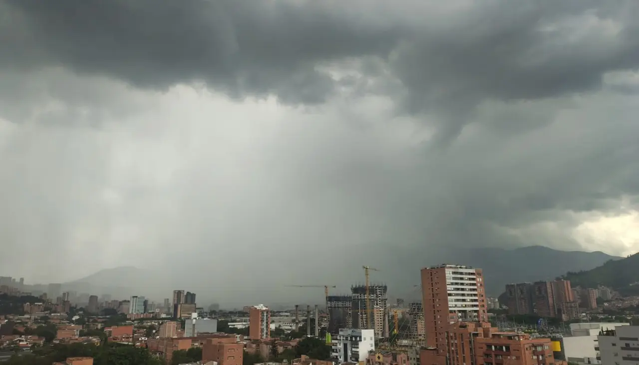 Fuerte aguacero hacia el sur, visto desde Envigado, la tarde de este lunes 11 de mayo. Foto: Minuto30.com