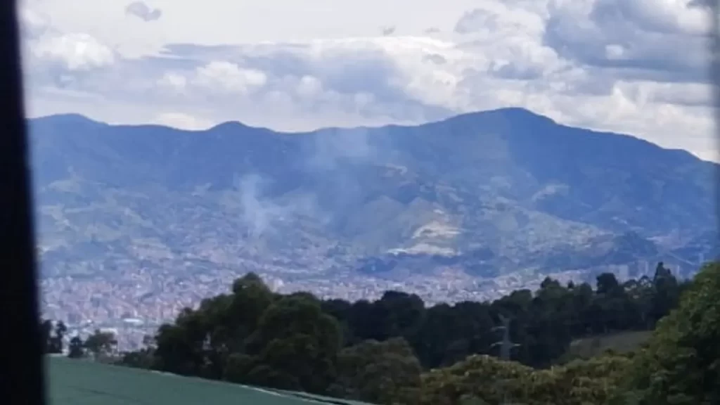 ¡Urgente! Bomberos Medellín atienden incendio forestal en el corregimiento de Altavista