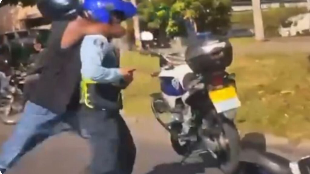 Agente de tránsito habría sido agredido por motociclista en la Autopista Sur