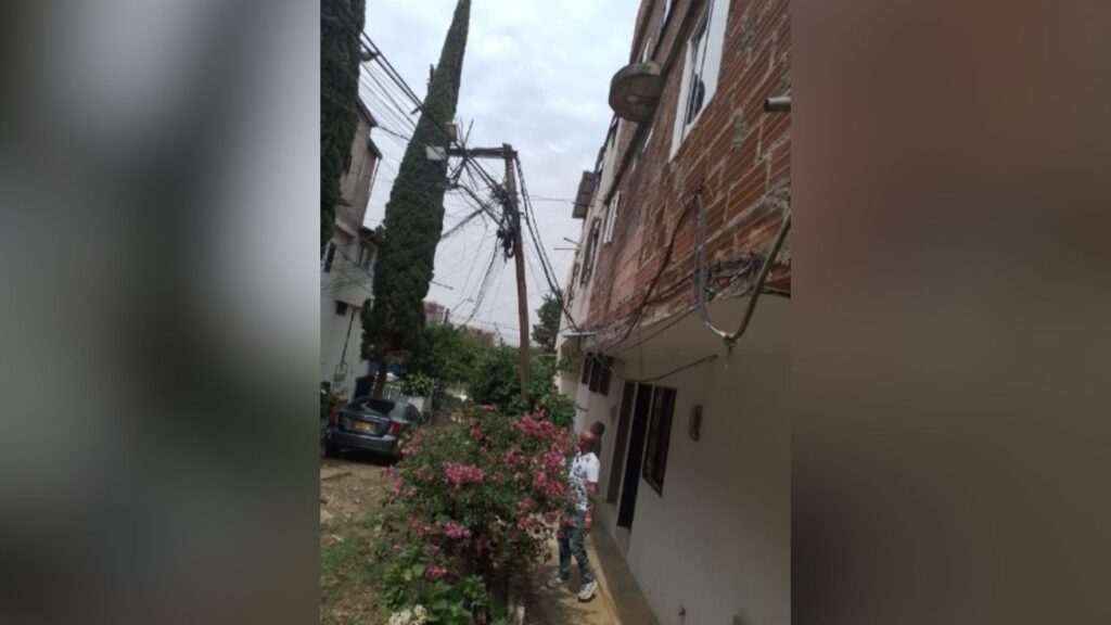 Alerta en Bello por poste de energía con gran inclinación en el barrio Hermosa Provincia Alerta en Bello por poste de energía con gran inclinación en el barrio Hermosa Provincia