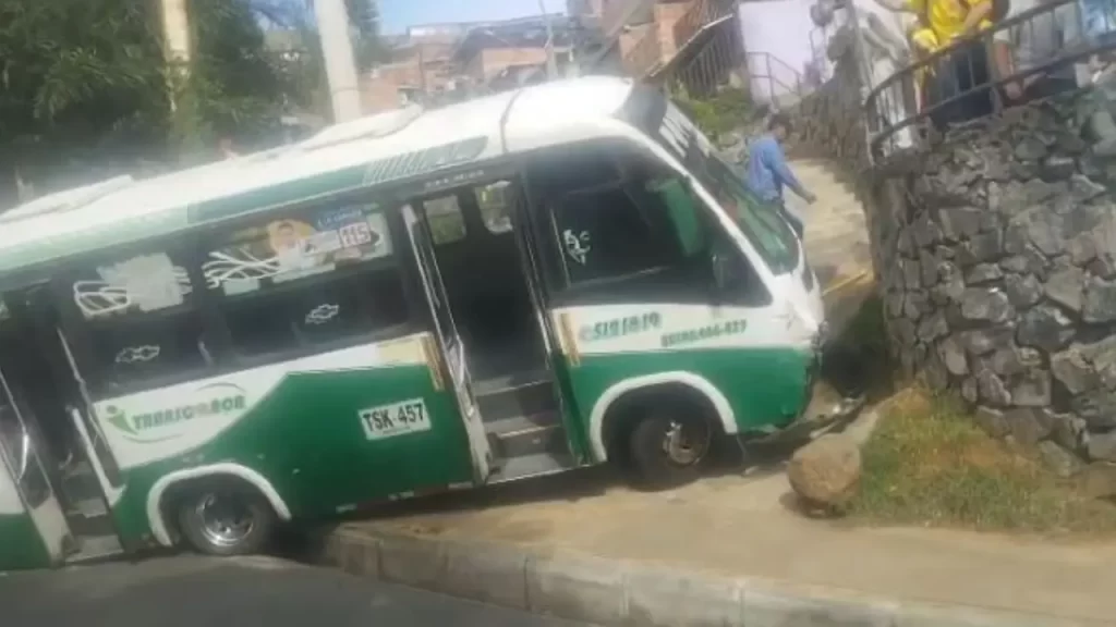 Bus sin frenos terminó estrellado en El Popular