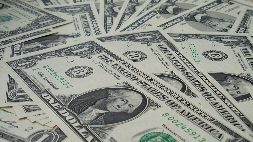 Caída del dólar despierta el interés por invertir en el exterior: expertos llaman a la prudencia y a la estrategia Caída del dólar despierta el interés por invertir en el exterior: expertos llaman a la prudencia y a la estrategia