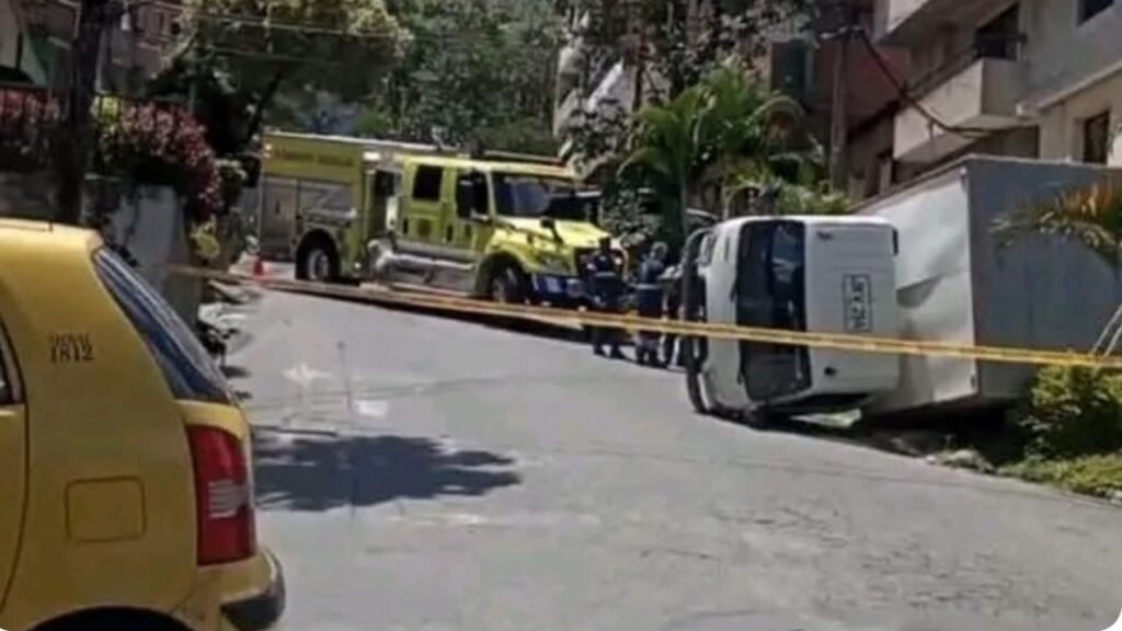 Camión se volcó al intentar subir una empinada loma en Manrique, nororiente de Medellín Camión se volcó al intentar subir una empinada loma en Manrique, nororiente de Medellín