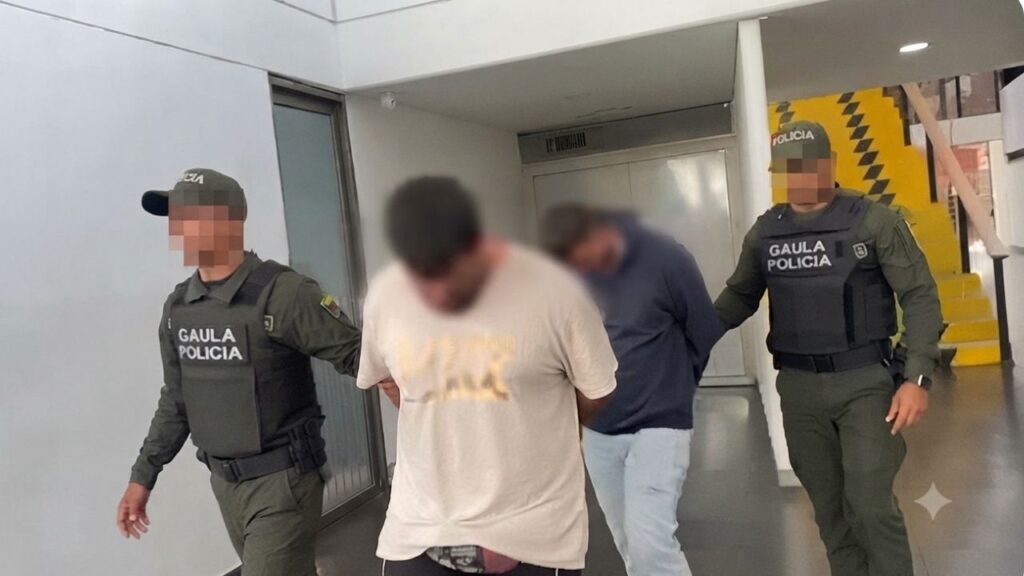 Capturan en Girardota a dos presuntos integrantes de «Los Chatas» cuando recibían dinero de una extorsión Capturan en Girardota a dos presuntos integrantes de «Los Chatas» cuando recibían dinero de una extorsión