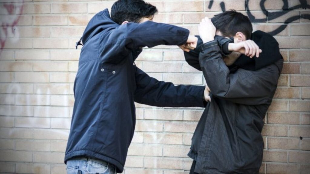 Capturaron a seis menores de edad en Rionegro debido a una pelea con arma blanca a las afueras de un colegio Capturaron a seis menores de edad en Rionegro debido a una pelea con arma blanca a las afueras de un colegio