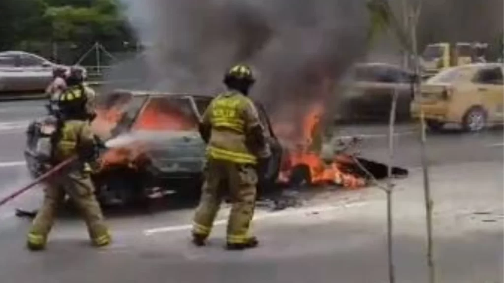 Carro se incendió en la avenida Regional