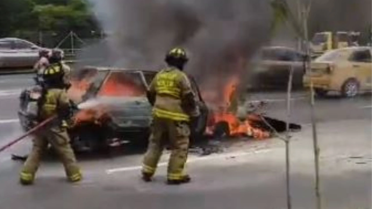 Carro se incendió en la avenida Regional