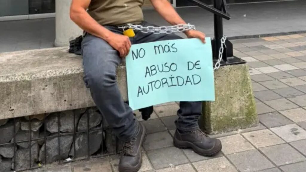 Comerciante completa cuatro días encadenado frente a la Alcaldía de Caldas; conozca por qué Comerciante completa cuatro días encadenado frente a la Alcaldía de Caldas; conozca por qué