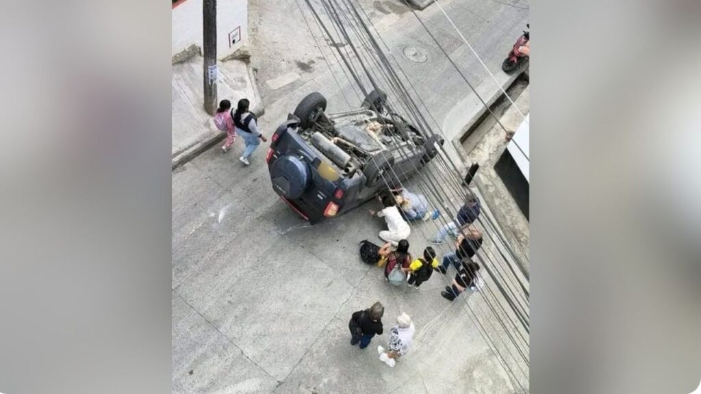 Conductor perdió el control y terminó volcado en una vía de Marinilla Conductor perdió el control y terminó volcado en una vía de Marinilla