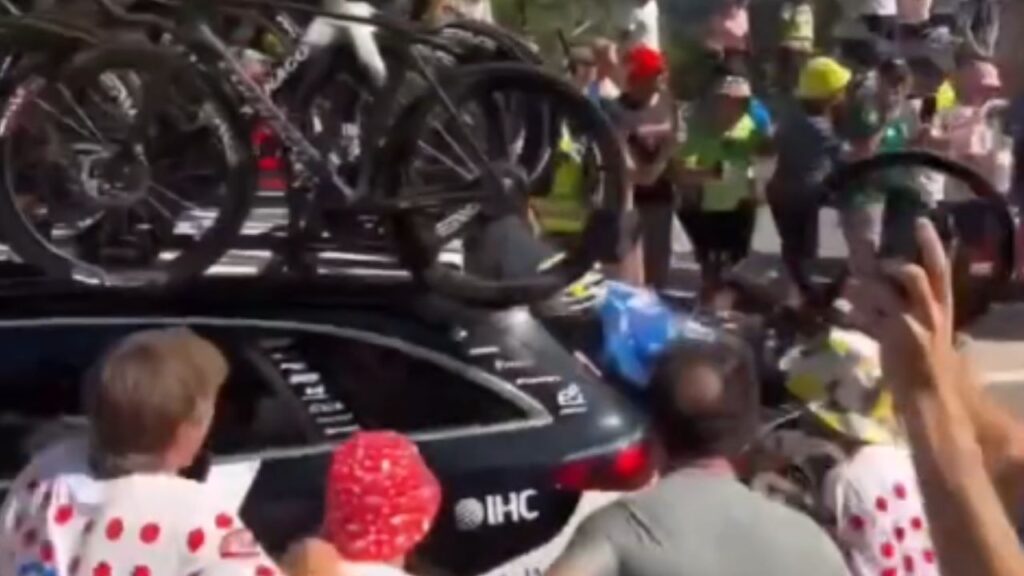 El accidente que sacó a Einer Rubio en la etapa 19 del Tour de Francia El accidente que sacó a Einer Rubio en la etapa 19 del Tour de Francia