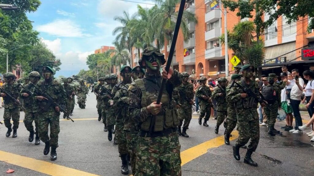 En Medellín se conmemoró los 216 años de la Independencia con su tradicional desfile militar En Medellín se conmemoró los 216 años de la Independencia con su tradicional desfile militar