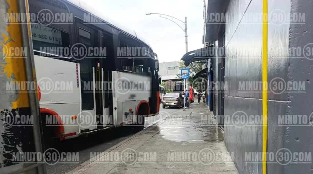 En Medellín: un muerto a cuchillo y dos heridos a machete, deja violenta pelea callejera «por un piropo»
