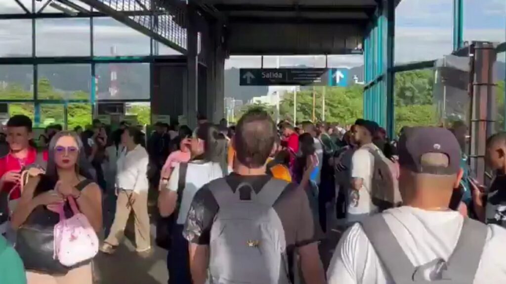 Estación Poblado, desbordada tras la suspensión del servicio hacia el sur