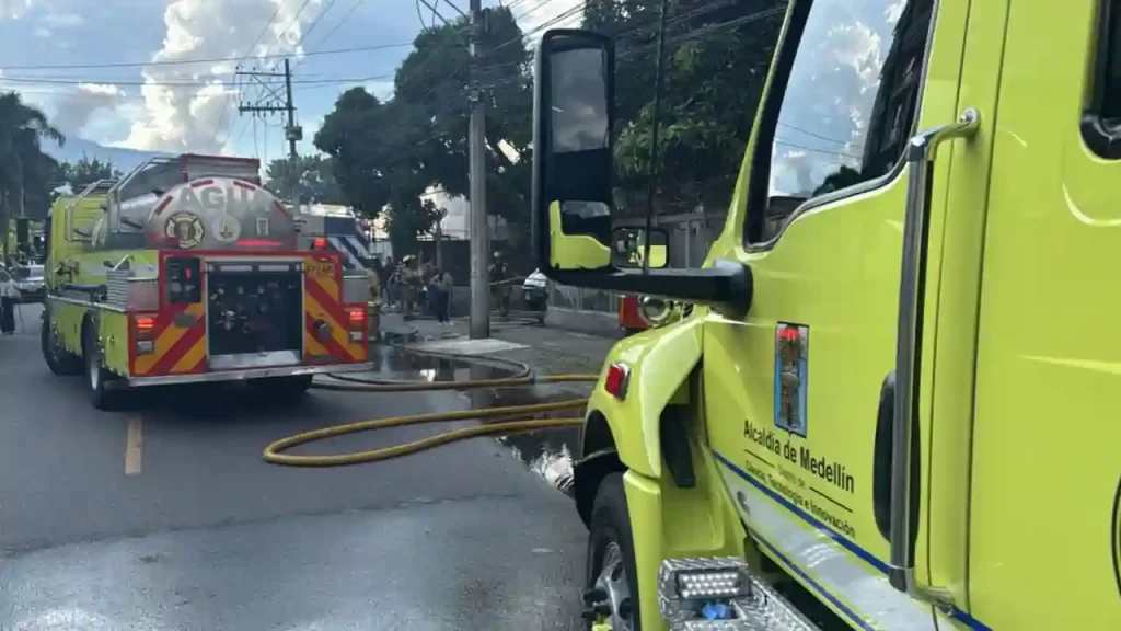 Grave incendio en el Popular deja dos heridos de gravedad: Bomberos atendieron la emergencia Grave incendio en el Popular deja dos heridos de gravedad: Bomberos atendieron la emergencia