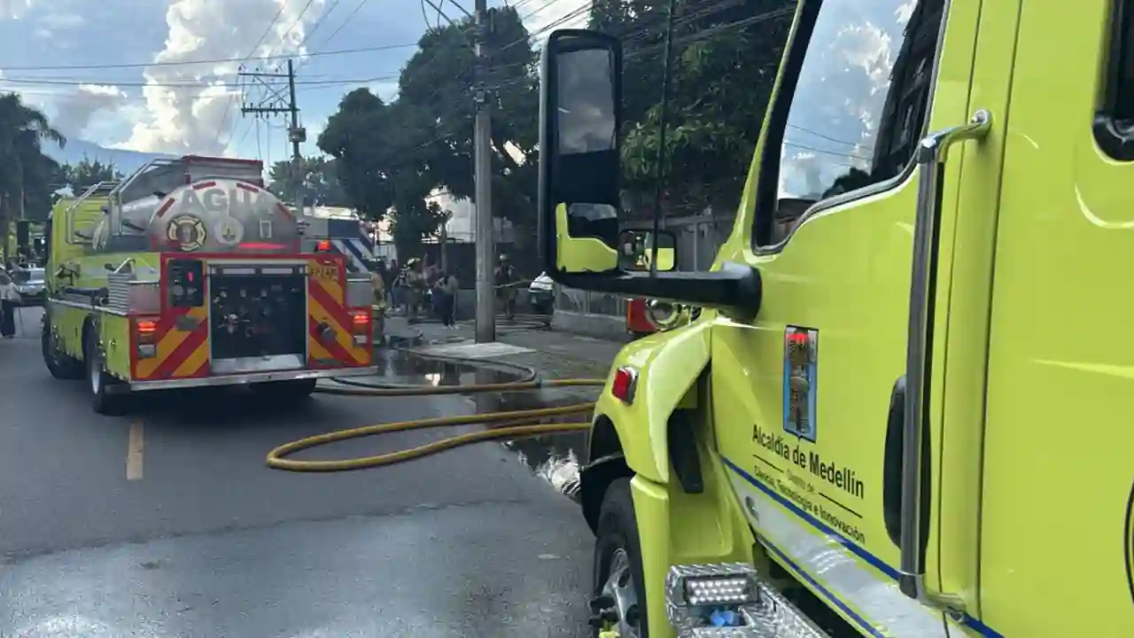 Incendio en bodega de Medellín deja una persona afectada por humo