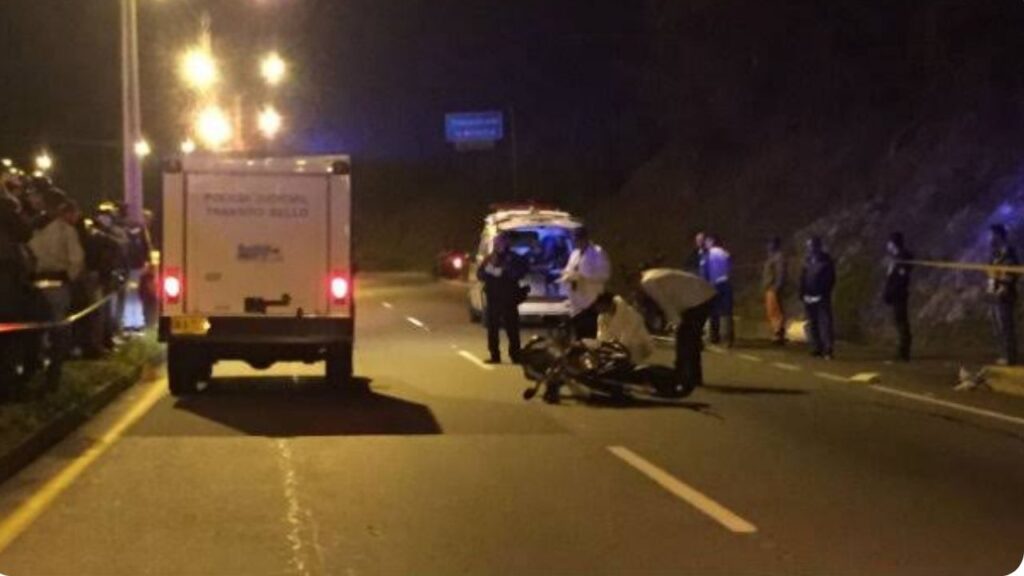 Hubo un choque entre dos motos en la Autopista Medellín-Bogotá; tres personas fueron reportadas como fallecidas