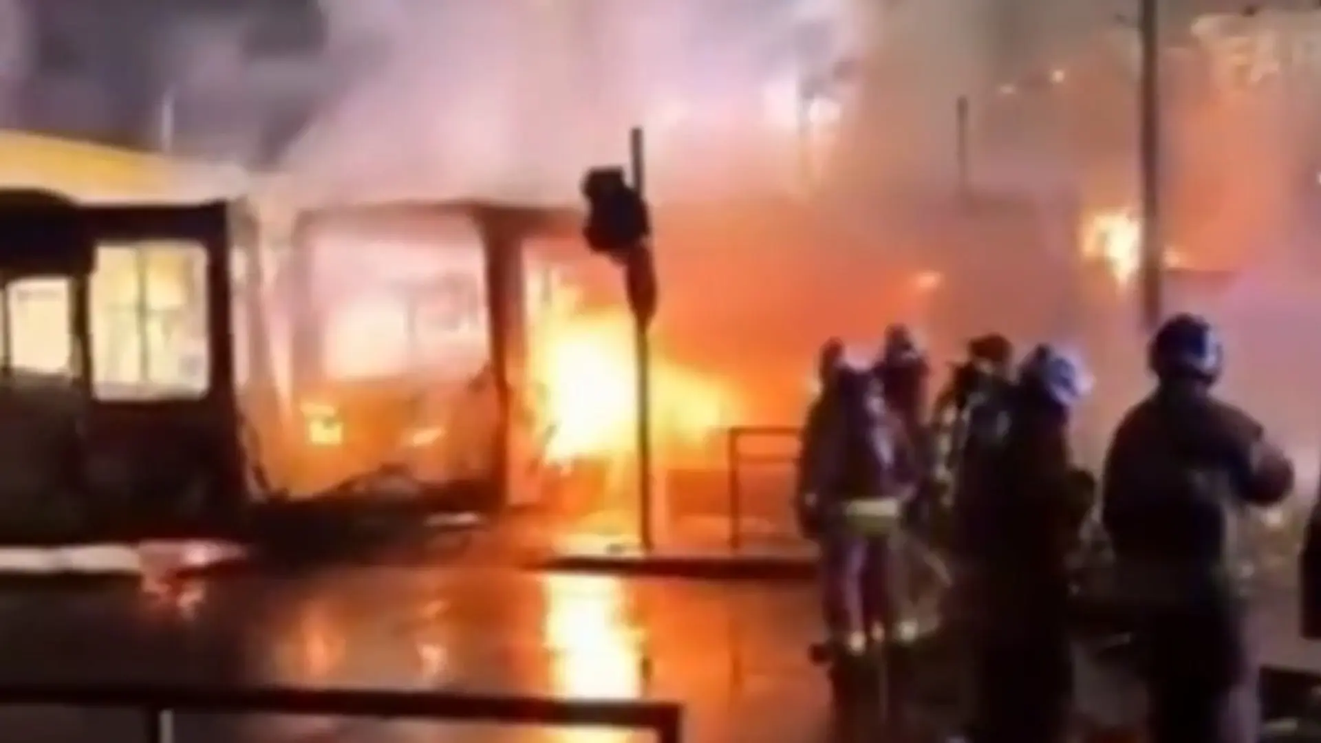 El choque derivó en un incendio inmediato que envolvió rápidamente a ambos vehículos y en donde los venezolanos llevaron la peor parte Lamentablemente, las llamas y la deformación de la carrocería impidieron que los pasajeros de la furgoneta pudieran salir