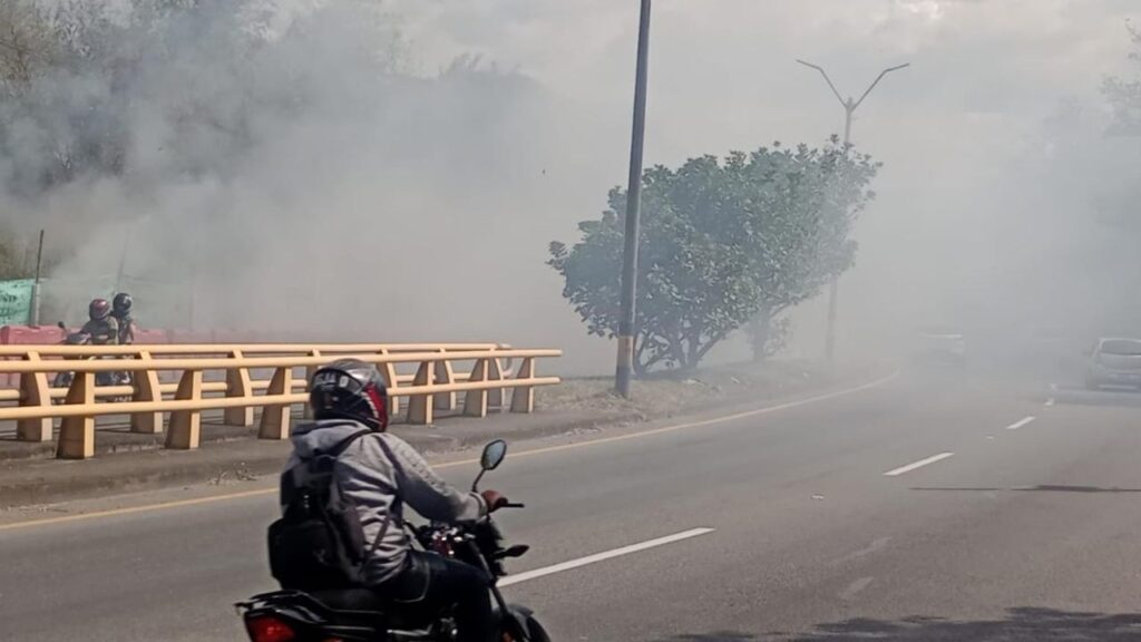 Incendio forestal en Bello alcanza un 60% de control; bomberos atienden otra emergencia en la Avenida Regional