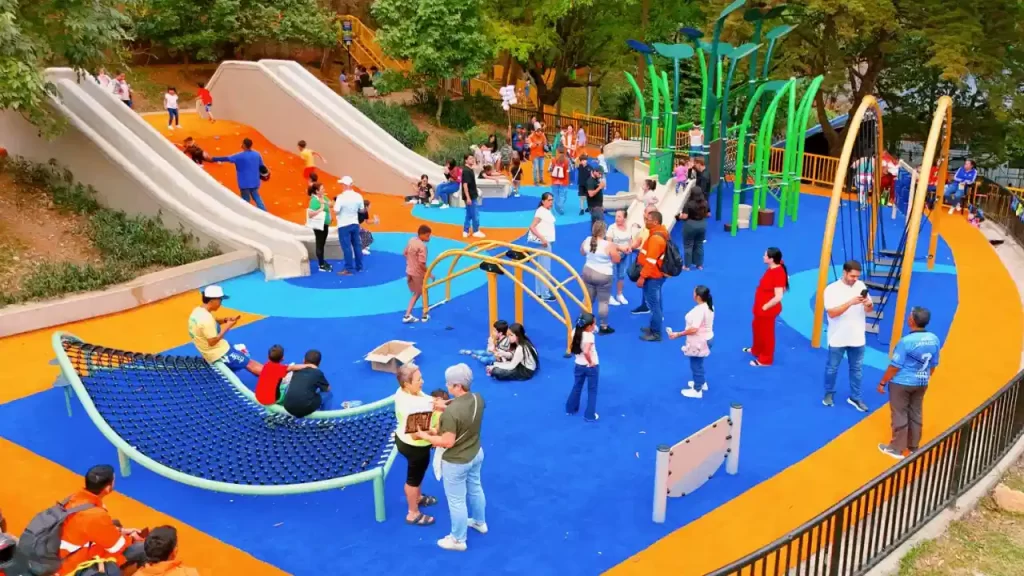 Medellín entregó 20 parques renovados para las familias Medellín entregó 20 parques renovados para las familias