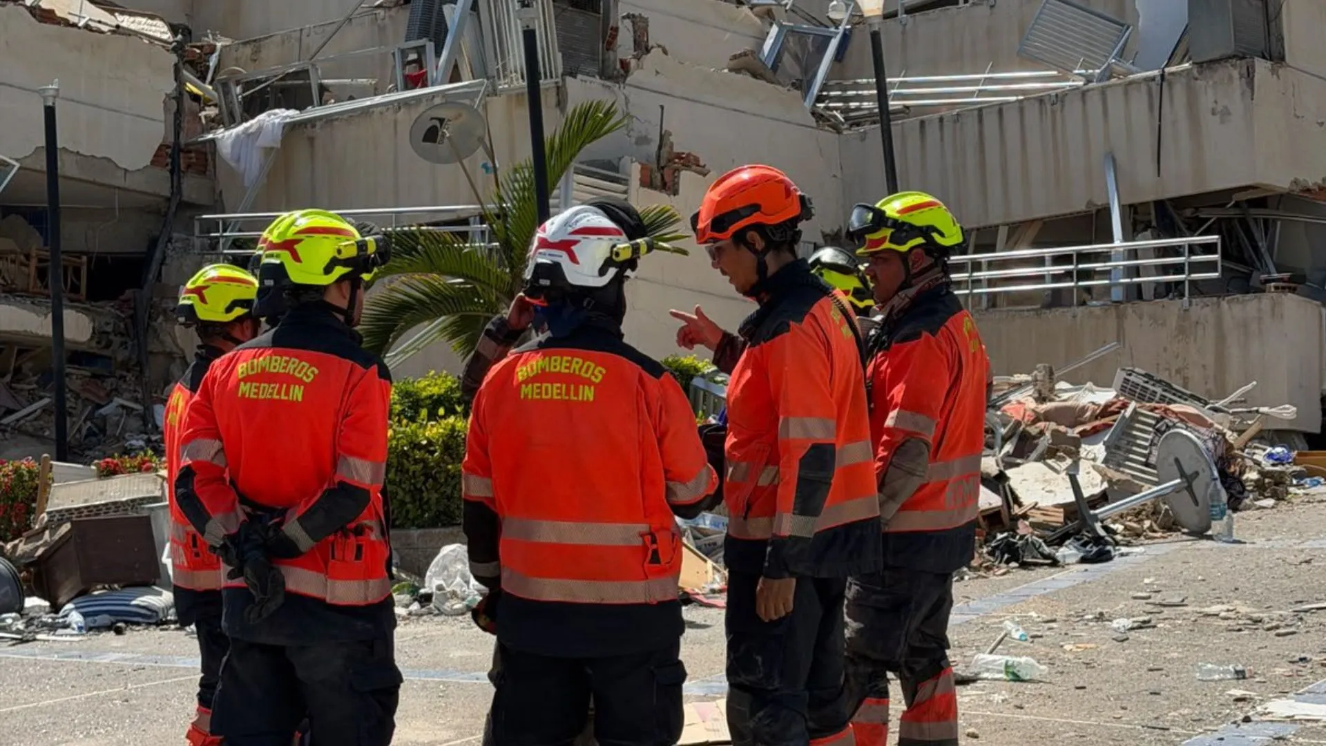 Medellín recibe a sus héroes: regresó el equipo de bomberos que apoyó la emergencia en Venezuela