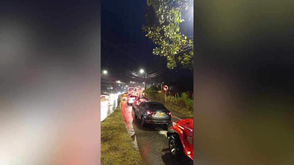 Movilidad reducida a la salida de Girardota por trabajos en un puente y lluvias en la zona