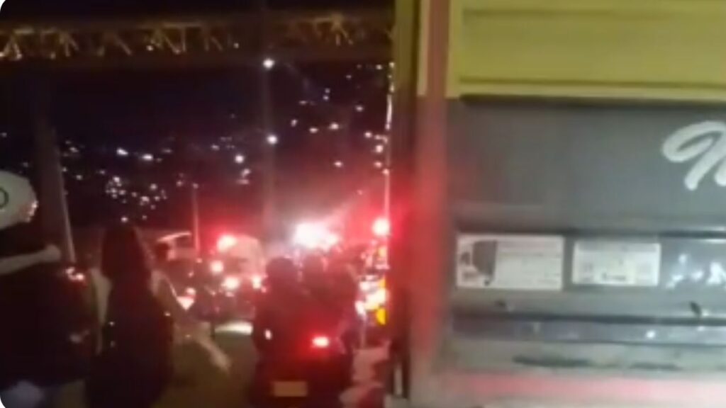 Movilidad reducida por fuerte accidente bajando del Túnel de Occidente Movilidad reducida por fuerte accidente bajando del Túnel de Occidente