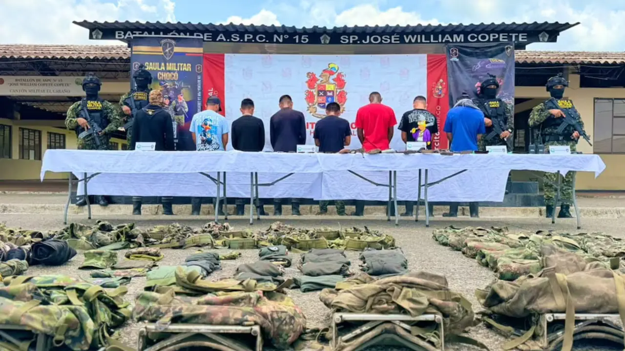 ¡Dejaron los fusiles! Ocho integrantes del Clan del Golfo se entregaron al Ejército en Chocó