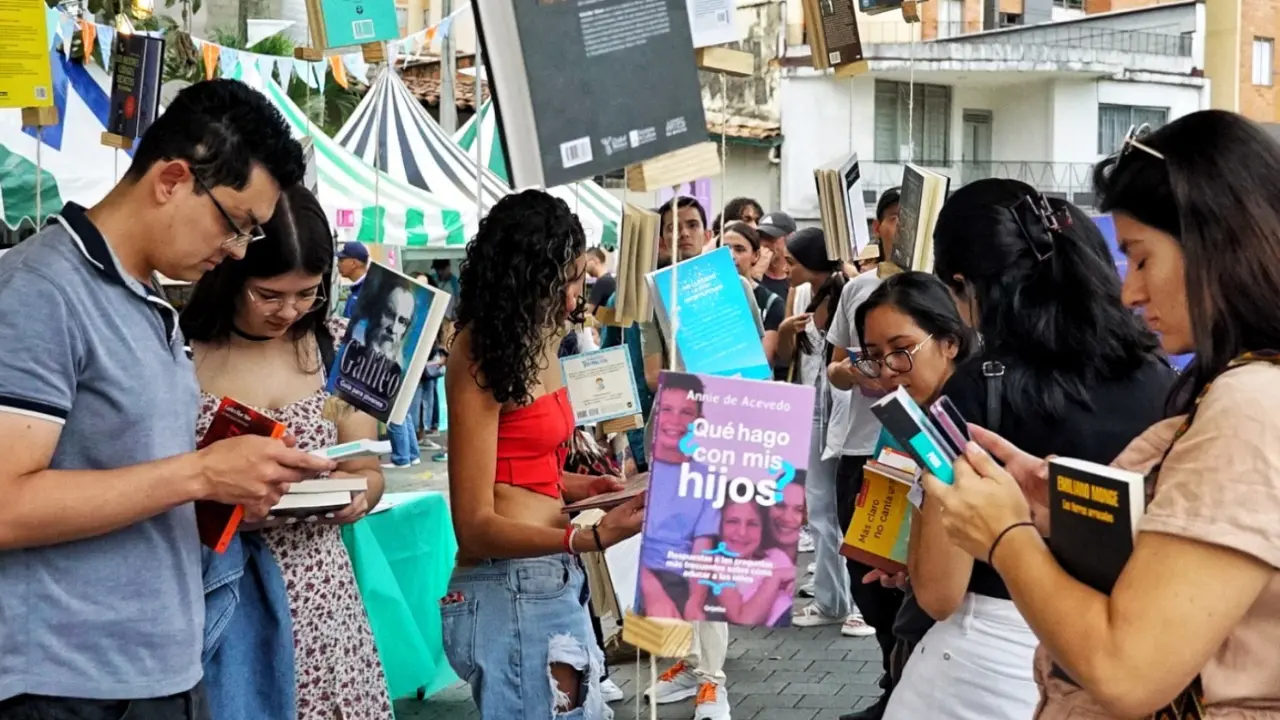Una noche entre libros: Medellín alista 16 horas continuas para la nueva Parada Juvenil de la Lectura