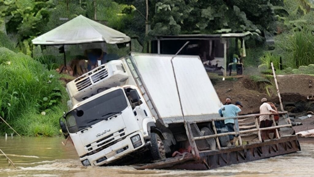 Planchón se volcó en San Juan de Urabá y un camión terminó sumergido en el río Planchón se volcó en San Juan de Urabá y un camión terminó sumergido en el río