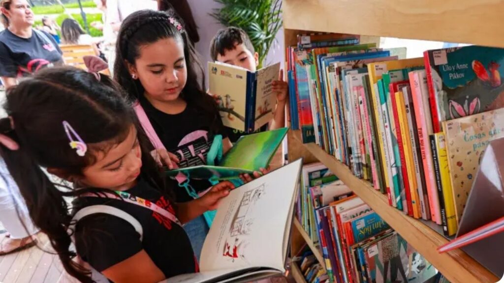 Recuperan punto crítico de basuras y lo convierten en un espacio para la lectura en Medellín Recuperan punto crítico de basuras y lo convierten en un espacio para la lectura en Medellín