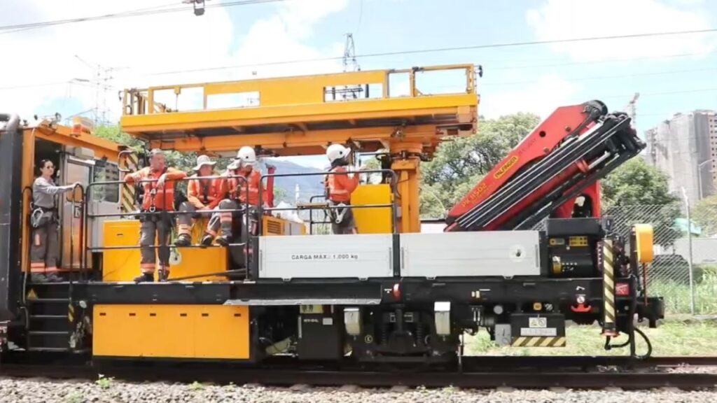 Retiran trenes varados en el sur del Metro, pero continúan los trabajos para reparar la catenaria Retiran trenes varados en el sur del Metro, pero continúan los trabajos para reparar la catenaria