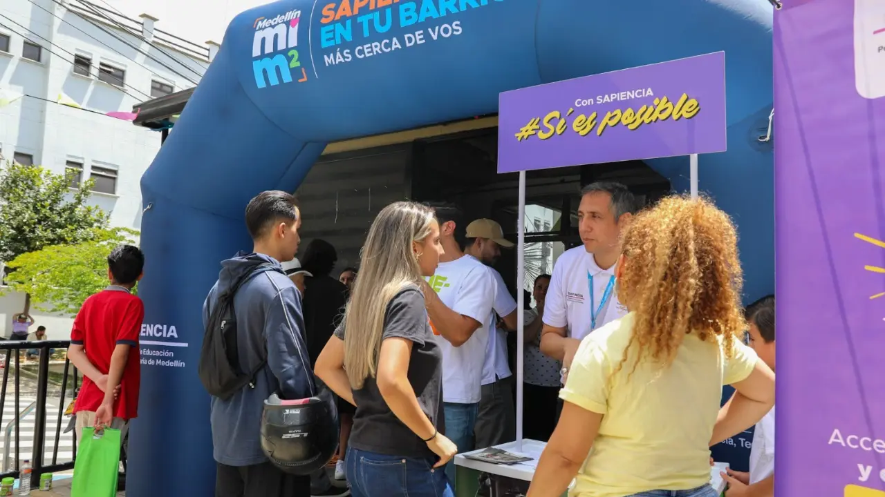 ¡No hay excusa! Sapiencia habilita puntos fijos en comunas de Medellín para orientar sobre 17 mil becas