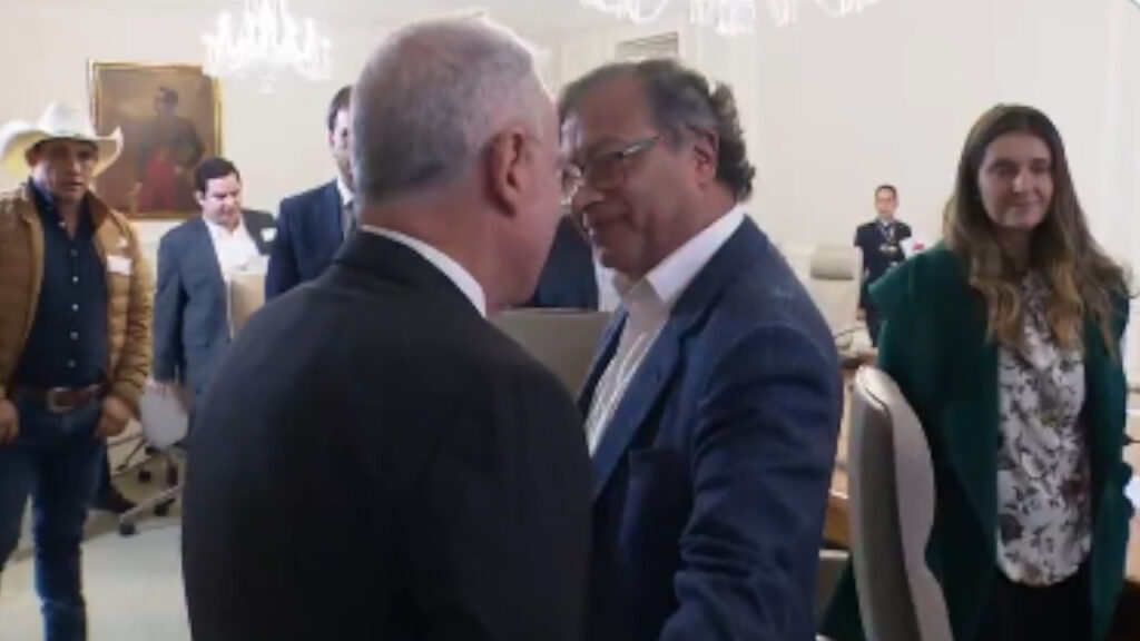 «Seamos abejas»: Álvaro Uribe repite el discurso de Petro en 2018 y cada vez se parecen más «Seamos abejas»: Álvaro Uribe repite el discurso de Petro en 2018 y cada vez se parecen más