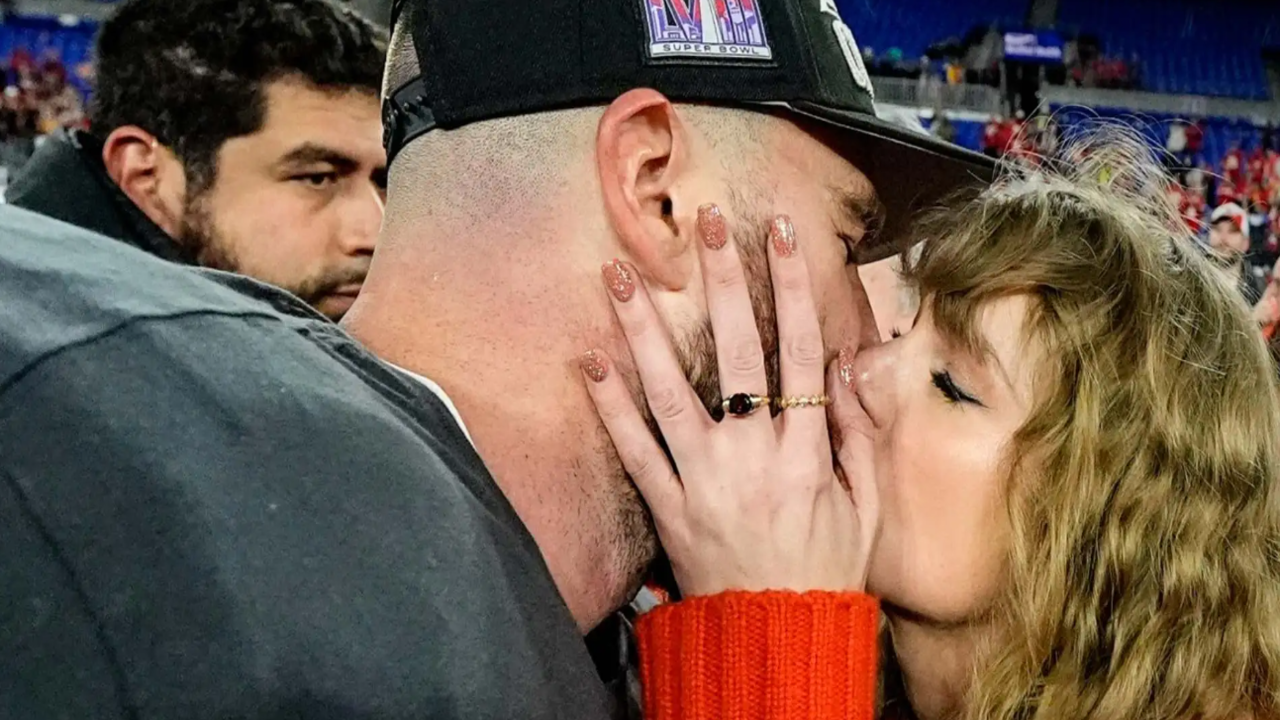 La NFL sabe capitalizar que la cantante y su estrella son el centro del Super Bowl.