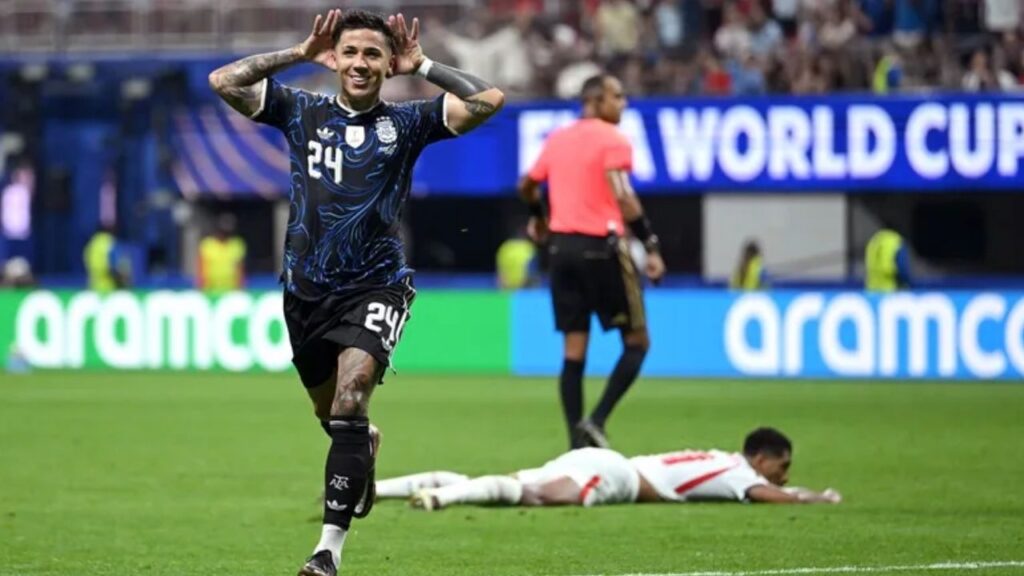 Sin goles de Messi, Argentina le ganó 2-1 a Inglaterra y avanza a la final de la Copa Mundial de la FIFA