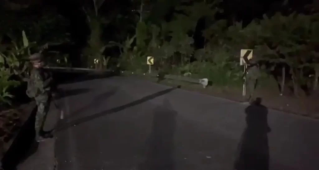 Tensión en la vía Quibdó – Pereira: Ejército neutraliza acción terrorista del ELN y restablece la movilidad Tensión en la vía Quibdó – Pereira: Ejército neutraliza acción terrorista del ELN y restablece la movilidad