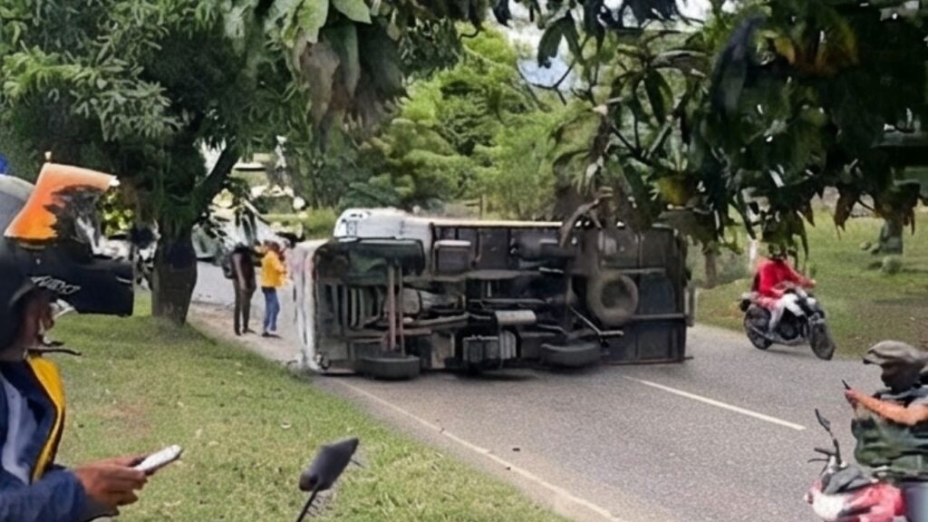 Vehículo de carga de volteó en la Avenida Regional, a la altura del Puente de la Madre Laura