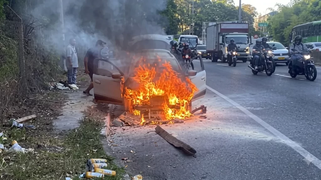 Vehículo se incendió en la avenida Las Palmas Vehículo se incendió en la avenida Las Palmas