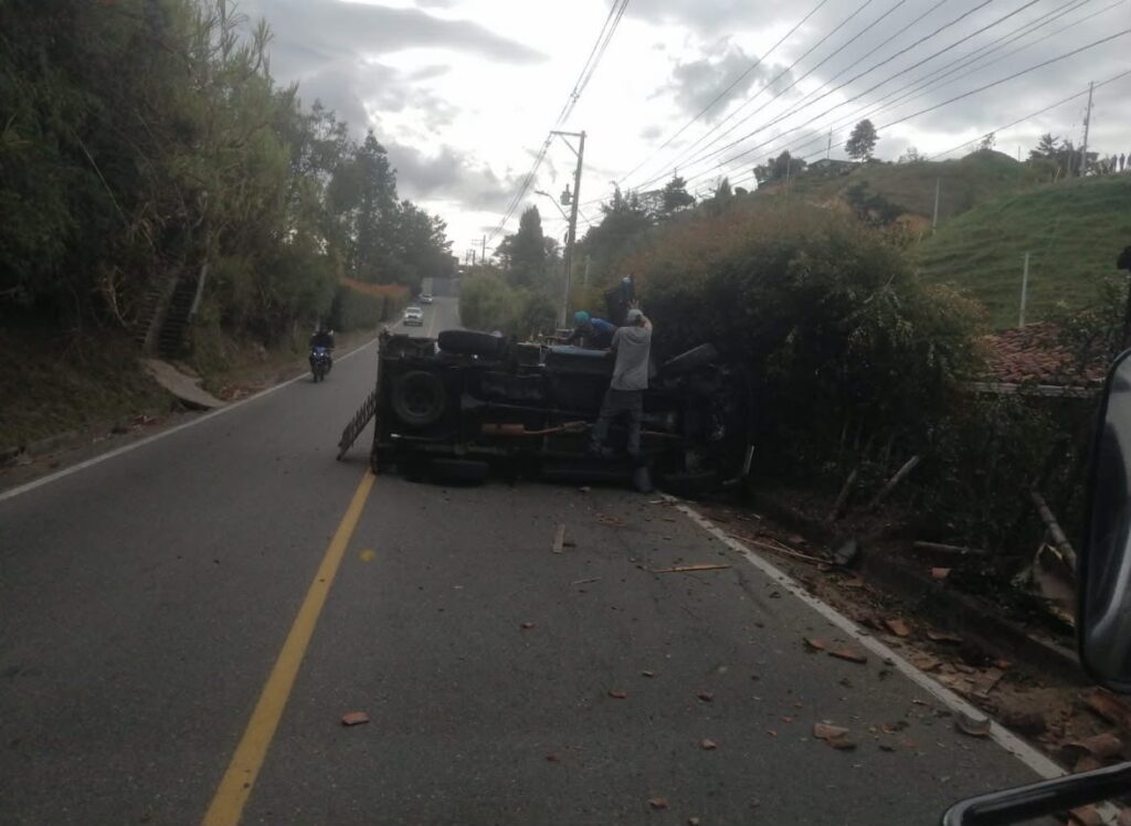 Volcamiento de vehículo habría bloqueado un costado de la vía a San Pedro de los Milagros Volcamiento de vehículo habría bloqueado un costado de la vía a San Pedro de los Milagros