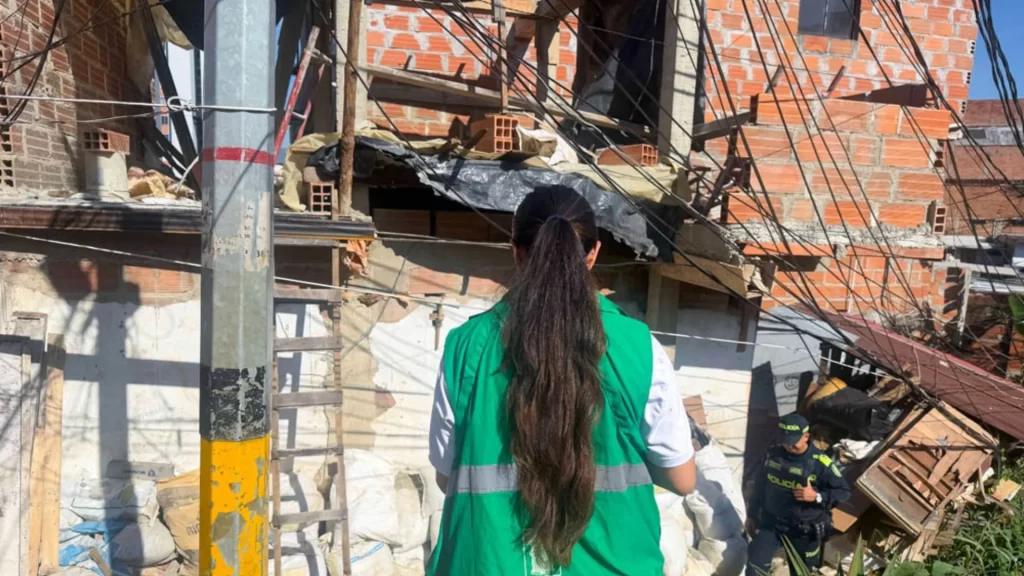 ¡Operativo en Medellín! Frenan en seco construcciones clandestinas en zona de riesgo ambiental ¡Operativo en Medellín! Frenan en seco construcciones clandestinas en zona de riesgo ambiental