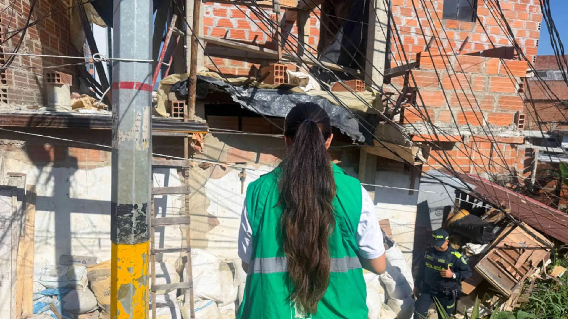 ¡Operativo en Medellín! Frenan en seco construcciones clandestinas en zona de riesgo ambiental