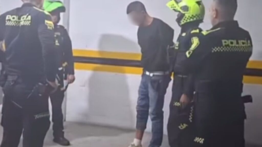 ¿Lo capturan y queda libre? Vecinos de un edificio de Envigado denuncian a un hombre por varios intentos de hurto ¿Lo capturan y queda libre? Vecinos de un edificio de Envigado denuncian a un hombre por varios intentos de hurto