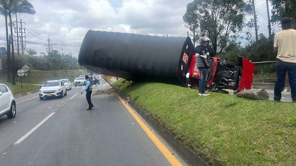 ¿Perdió el control? Camión de carga se volteó en la autopista Medellín-Bogotá ¿Perdió el control? Camión de carga se volteó en la autopista Medellín-Bogotá