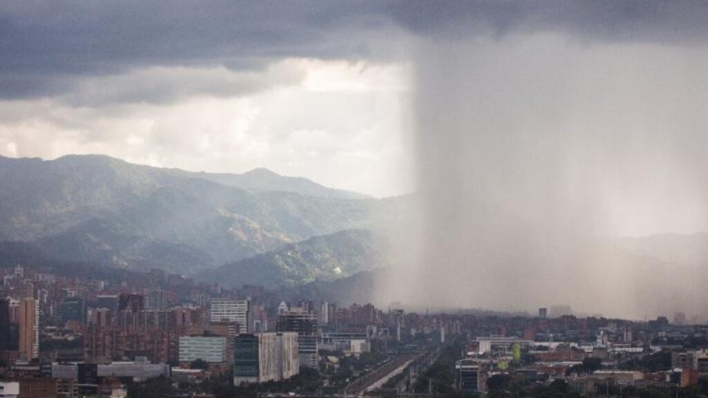 ¿Por qué lloverá en pleno calor? SIATA explica el riesgo de fuertes aguaceros durante el mes de agosto en Medellín ¿Por qué lloverá en pleno calor? SIATA explica el riesgo de fuertes aguaceros durante el mes de agosto en Medellín