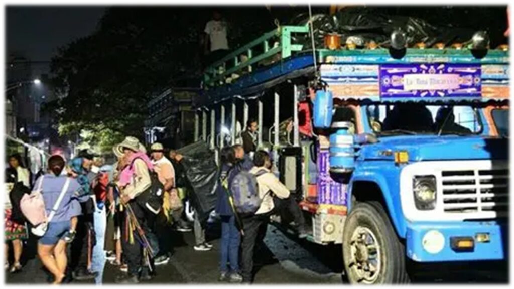 Más de 100 indígenas Emberá Katío llegan a Medellín tras salir desplazados del Chocó Más de 100 indígenas Emberá Katío llegan a Medellín tras salir desplazados del Chocó